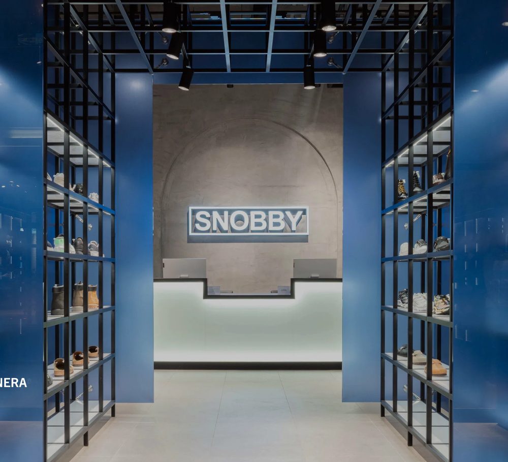 The Snobby store in Chile, its signage set between blue-framed display walls.